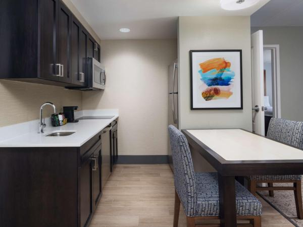 Hampton Inn & Suites Memphis East : photo 1 de la chambre studio avec lit king-size et kitchenette - non-fumeurs