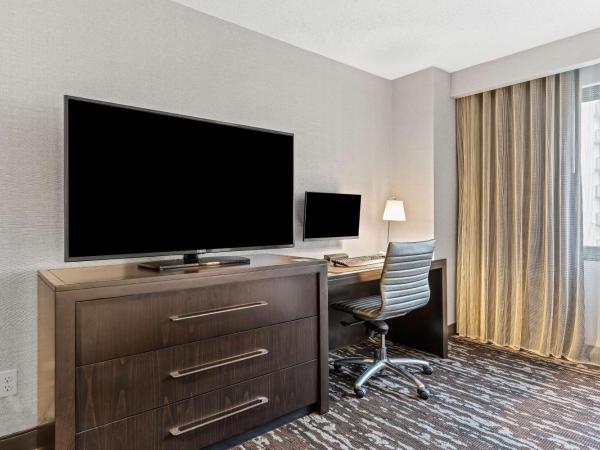 Embassy Suites by Hilton Crystal City National Airport : photo 3 de la chambre two-room executive king room with work corner