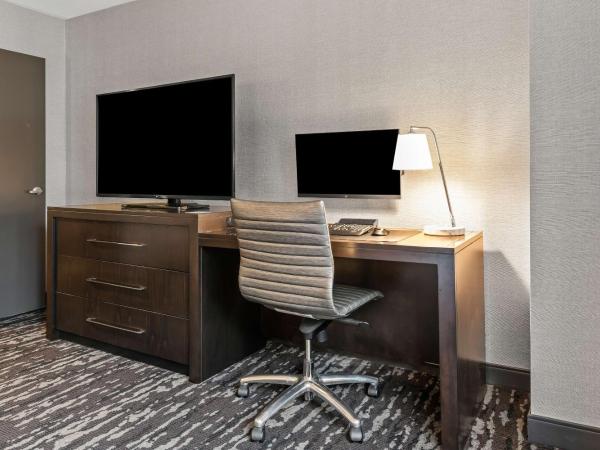 Embassy Suites by Hilton Crystal City National Airport : photo 4 de la chambre two-room executive king room with work corner