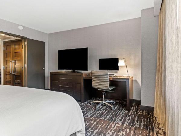 Embassy Suites by Hilton Crystal City National Airport : photo 6 de la chambre two-room executive king room with work corner