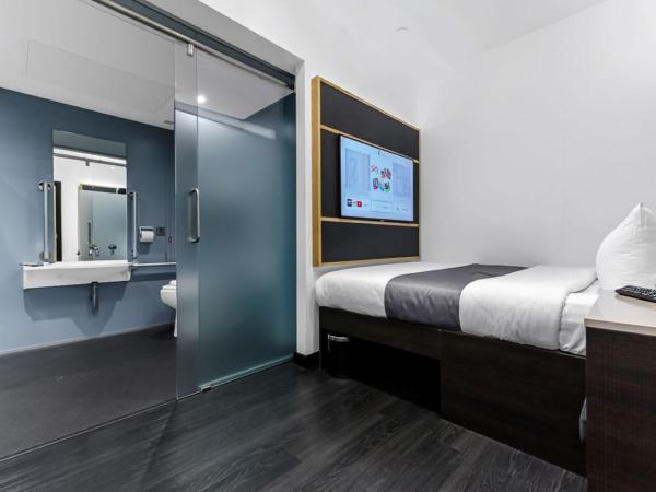 The Z Hotel Trafalgar : photo 5 de la chambre hébergement lit queen-size intérieur z pour personnes à mobilité réduite (sans fenêtre)