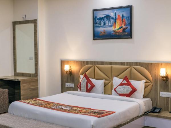 Serenity Hill Resort & Spa - Best resort in Udaipur : photo 1 de la chambre suite familiale avec balcon