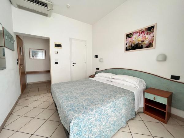 Hotel Berenice : photo 6 de la chambre chambre double ou lits jumeaux avec balcon