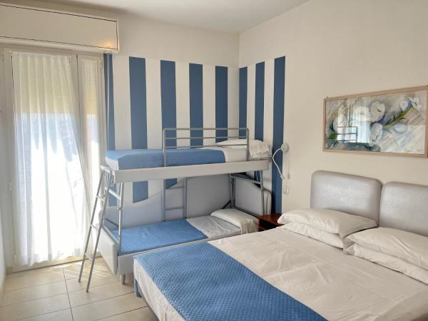 Hotel Berenice : photo 1 de la chambre chambre quadruple standard avec balcon