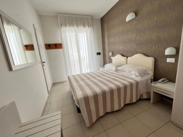 Hotel Berenice : photo 2 de la chambre chambre double ou lits jumeaux avec balcon