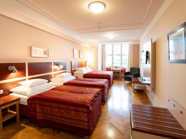 EA Hotel Julis : photo 4 de la chambre chambre quadruple - vue sur jardin