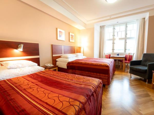 EA Hotel Julis : photo 5 de la chambre chambre quadruple - vue sur jardin