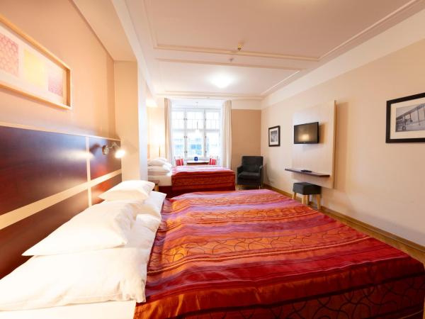 EA Hotel Julis : photo 7 de la chambre chambre quadruple - vue sur jardin