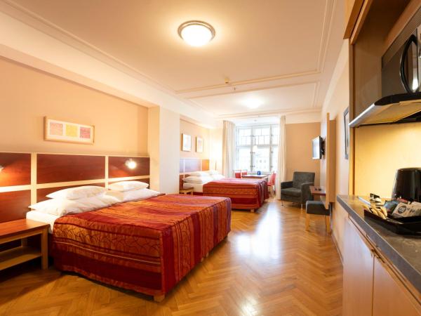 EA Hotel Julis : photo 8 de la chambre chambre quadruple - vue sur jardin