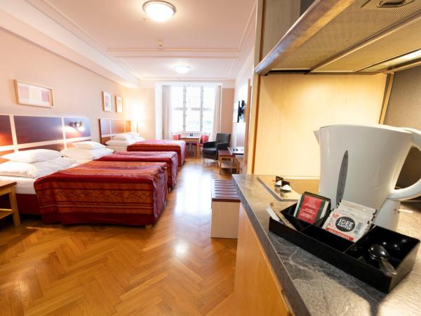 EA Hotel Julis : photo 9 de la chambre chambre quadruple - vue sur jardin