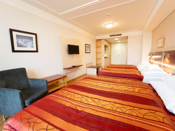 EA Hotel Julis : photo 10 de la chambre chambre quadruple - vue sur jardin