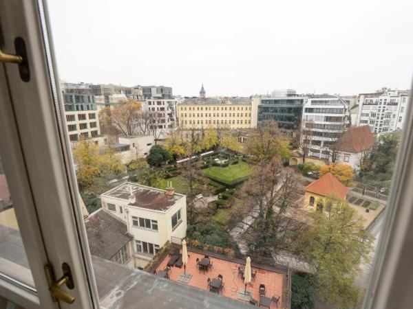 EA Hotel Julis : photo 3 de la chambre studio double ou lits jumeaux - vue sur jardin