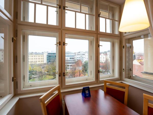 EA Hotel Julis : photo 4 de la chambre studio double ou lits jumeaux - vue sur jardin