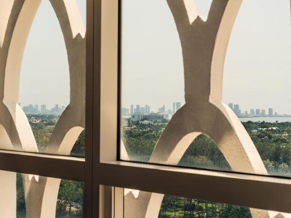 Nobu Hotel Miami Beach : photo 7 de la chambre suite junior avec lit king-size - vue sur baie