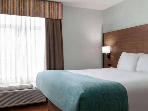 Wingate by Wyndham Louisville East : photo 1 de la chambre chambre lit king-size - accessible aux personnes à mobilité réduite