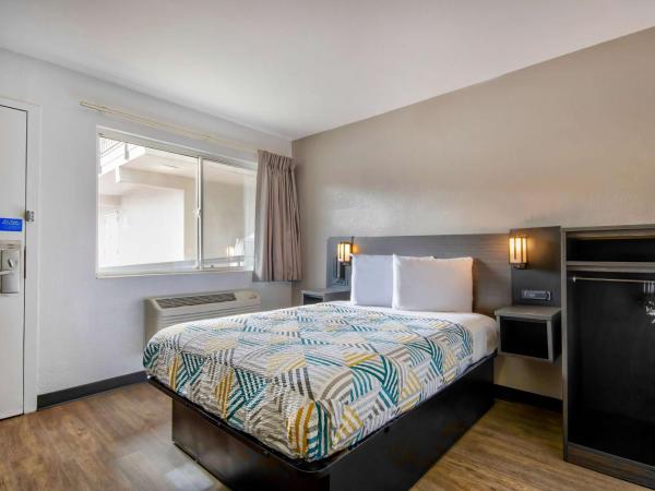 Motel 6-Albuquerque, NM - Midtown : photo 4 de la chambre chambre double - accessible aux personnes à mobilité réduite - douche accessible en fauteuil roulant