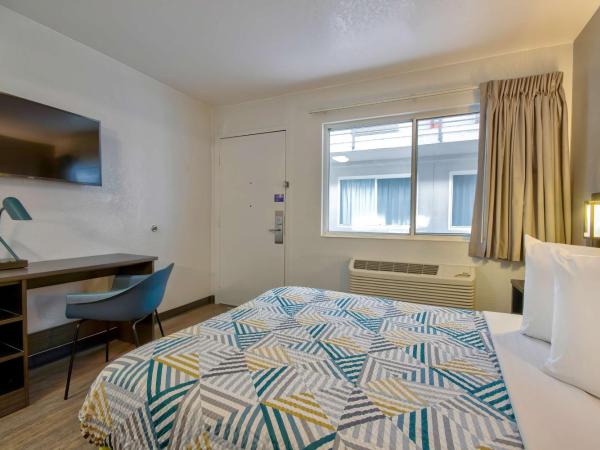 Motel 6-Albuquerque, NM - Midtown : photo 2 de la chambre chambre double - accessible aux personnes à mobilité réduite - douche accessible en fauteuil roulant