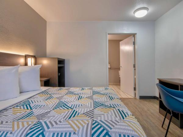 Motel 6-Albuquerque, NM - Midtown : photo 3 de la chambre chambre double - accessible aux personnes à mobilité réduite - douche accessible en fauteuil roulant