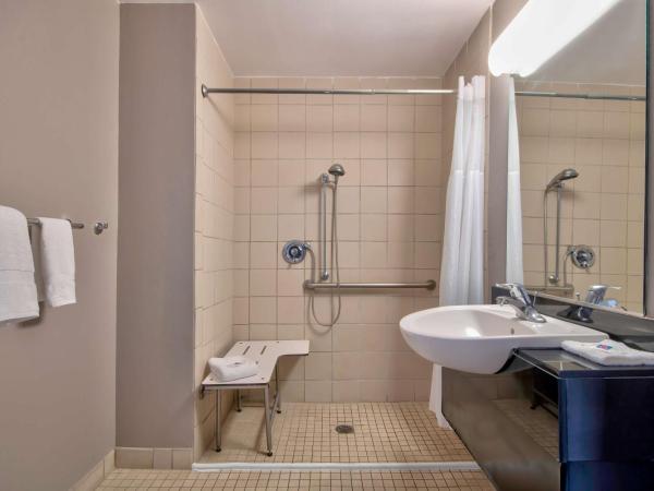 Motel 6-Albuquerque, NM - Midtown : photo 5 de la chambre chambre double - accessible aux personnes à mobilité réduite - douche accessible en fauteuil roulant