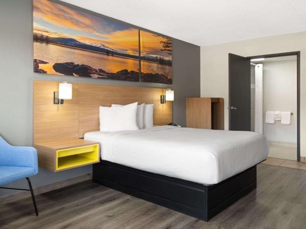 Days Inn by Wyndham Columbus Worthington : photo 1 de la chambre chambre lit queen-size pour personnes à mobilité réduite avec douche accessible en fauteuil roulant - non-fumeurs