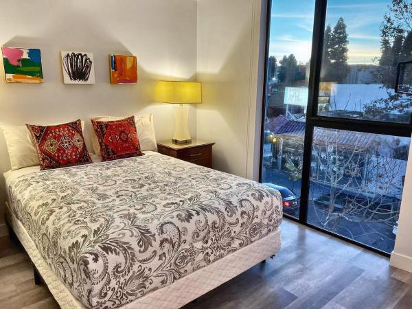 Hollywood Homes minutes to everything SPACIOUS AND FREE PARKING : photo 7 de la chambre studio apartment at melrose