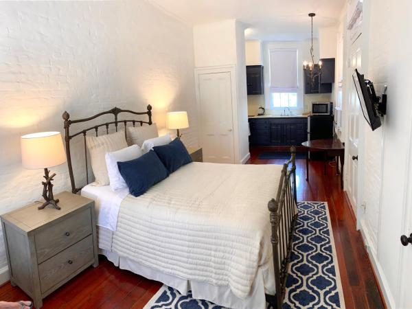 French Quarter Lanaux Mansion Bed and Breakfast : photo 4 de la chambre chambre lit queen-size deluxe