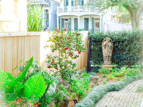 French Quarter Lanaux Mansion Bed and Breakfast : photo 1 de la chambre chambre lit king-size avec balcon