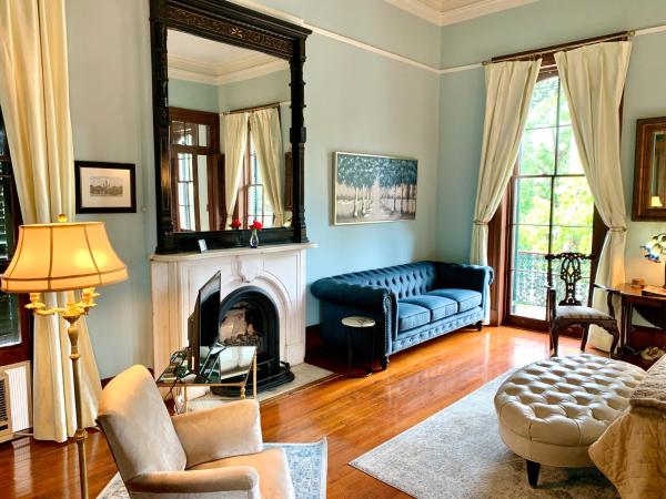 French Quarter Lanaux Mansion Bed and Breakfast : photo 4 de la chambre chambre lit king-size avec balcon