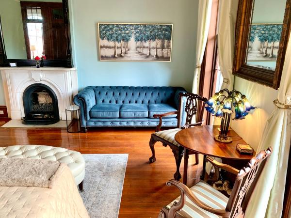 French Quarter Lanaux Mansion Bed and Breakfast : photo 6 de la chambre chambre lit king-size avec balcon