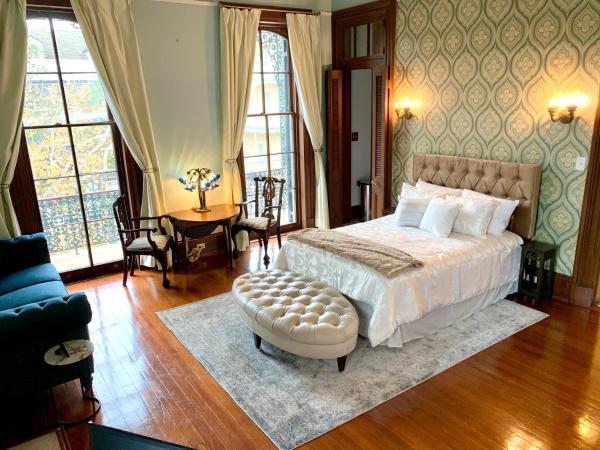 French Quarter Lanaux Mansion Bed and Breakfast : photo 5 de la chambre chambre lit king-size avec balcon
