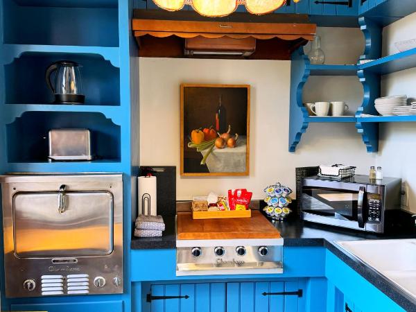 French Quarter Lanaux Mansion Bed and Breakfast : photo 9 de la chambre chambre lit king-size avec balcon