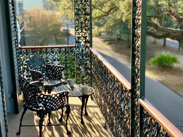 French Quarter Lanaux Mansion Bed and Breakfast : photo 7 de la chambre chambre lit king-size avec balcon