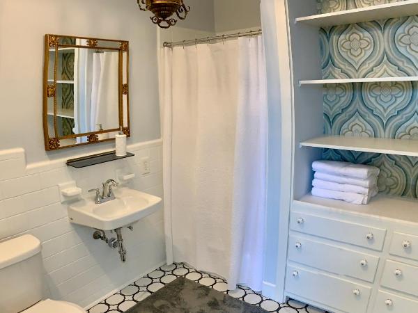 French Quarter Lanaux Mansion Bed and Breakfast : photo 10 de la chambre chambre lit king-size avec balcon