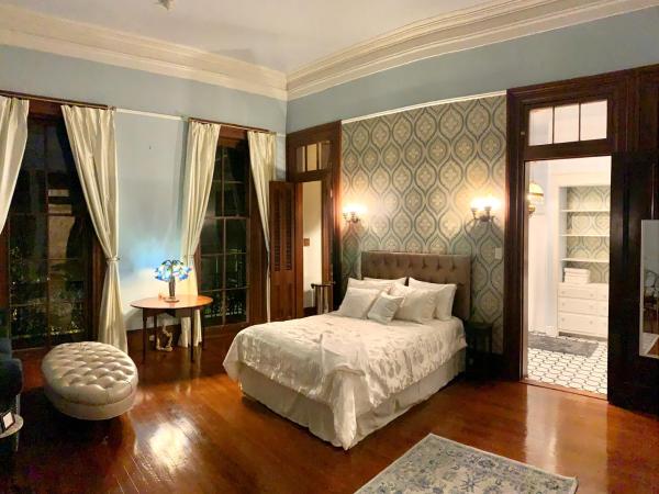 French Quarter Lanaux Mansion Bed and Breakfast : photo 8 de la chambre chambre lit king-size avec balcon