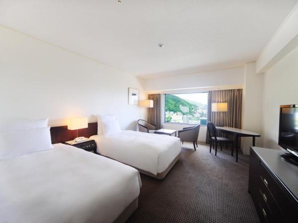 ANA Crowne Plaza Kobe, an IHG Hotel : photo 6 de la chambre chambre lits jumeaux premium avec canapé-lit - vue sur ville