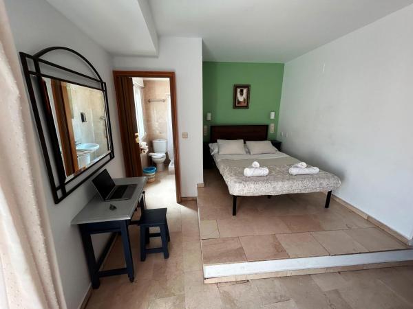Hostal El Olivo : photo 2 de la chambre chambre triple avec terrasse