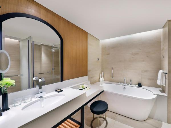 DoubleTree by Hilton Dubai - Business Bay : photo 4 de la chambre chambre lit king-size deluxe avec balcon - vue sur burj