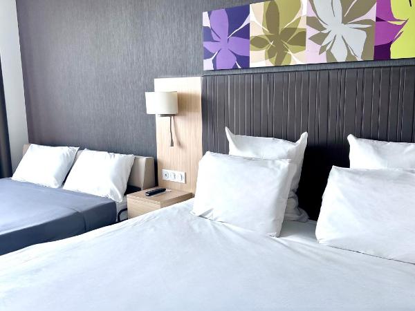 Mercure Valenciennes Centre : photo 1 de la chambre chambre familiale avec lit king-size et canapé-lit