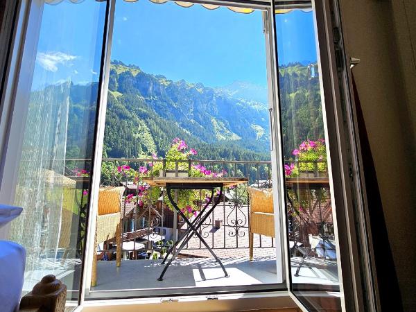 Hotel Schönegg : photo 6 de la chambre chambre familiale supérieure avec balcon - vue sur montagne