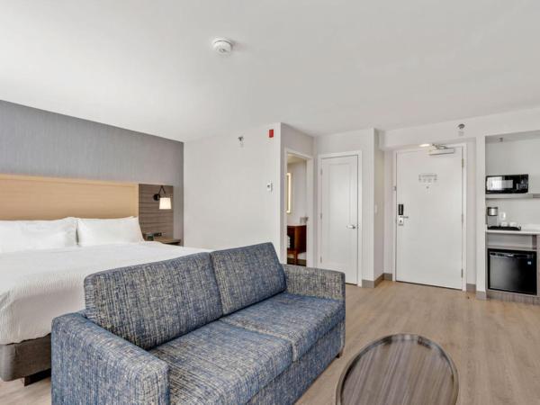 Holiday Inn & Suites Ottawa Kanata, an IHG Hotel : photo 8 de la chambre chambre lit king-size d'angle premium avec douche