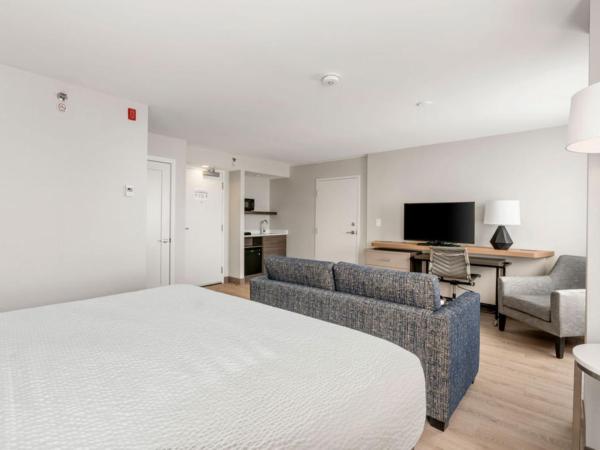 Holiday Inn & Suites Ottawa Kanata, an IHG Hotel : photo 9 de la chambre chambre lit king-size d'angle premium avec douche