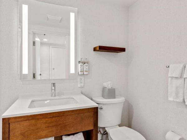 Holiday Inn & Suites Ottawa Kanata, an IHG Hotel : photo 7 de la chambre chambre standard avec 2 lits queen-size