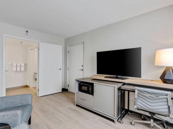 Holiday Inn & Suites Ottawa Kanata, an IHG Hotel : photo 8 de la chambre chambre lit king-size avec douche accessible en fauteuil roulant