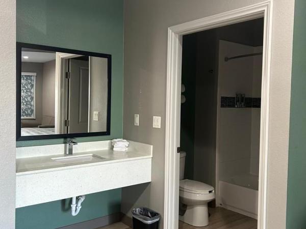 Express Inn - Richey : photo 3 de la chambre suite deluxe avec lit king-size