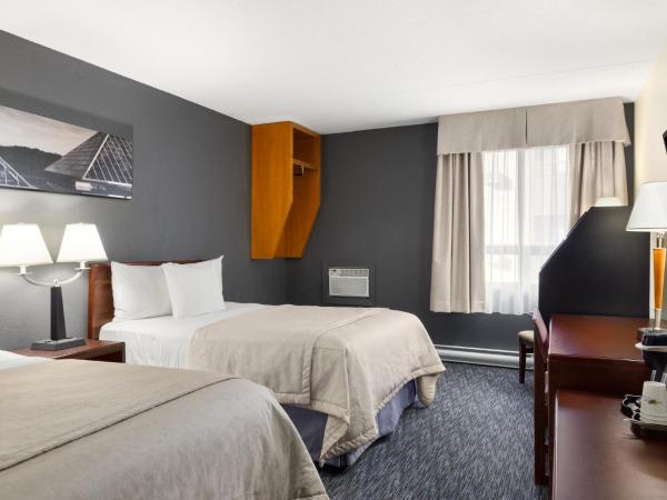 Travelodge by Wyndham Edmonton West : photo 3 de la chambre chambre double deluxe avec 2 lits doubles - non-fumeurs