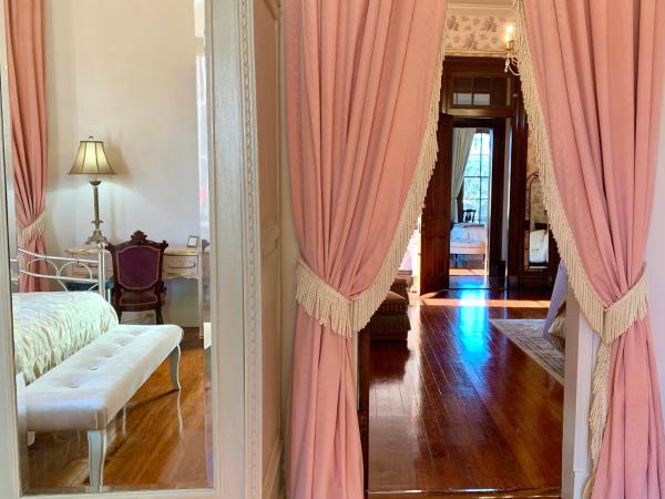 French Quarter Lanaux Mansion Bed and Breakfast : photo 9 de la chambre suite familiale avec balcon
