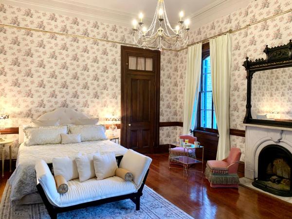 French Quarter Lanaux Mansion Bed and Breakfast : photo 7 de la chambre suite familiale avec balcon