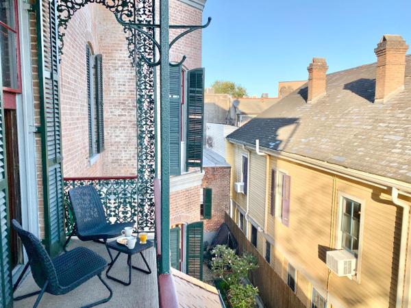 French Quarter Lanaux Mansion Bed and Breakfast : photo 8 de la chambre suite familiale avec balcon