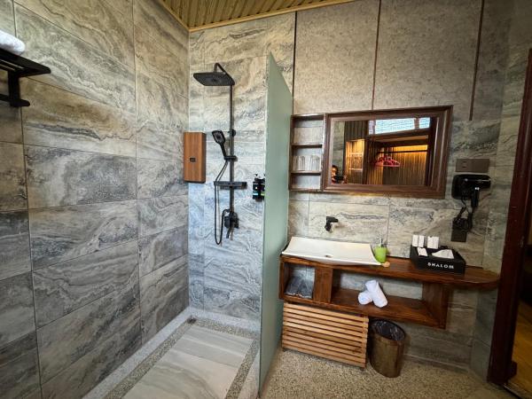SPA Shalom Suites : photo 6 de la chambre chambre triple avec salle de bains privative