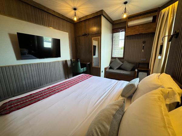 SPA Shalom Suites : photo 3 de la chambre chambre triple avec salle de bains privative